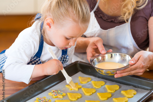 Photo: Mutter und Tochter backen zusammen Mutter und Tochter backen zusammen