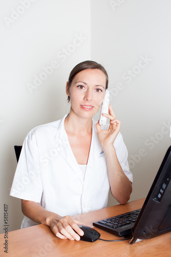 Photo: Arzthelferin am Telefon Arzthelferin am Telefon