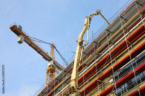 Photo: Betonpumpe und Kran Betonpumpe und Kran