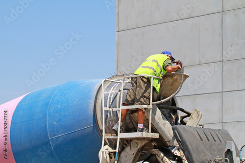 Photo: Fahrer auf Betonmischer Fahrer auf Betonmischer