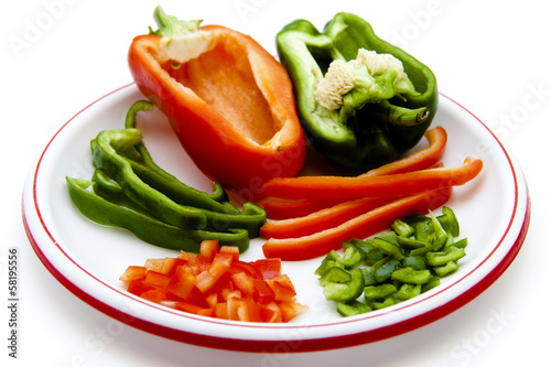 Photo: Grüne und rote Paprika in Streifen und Stücke Grüne und rote Paprika in Streifen und Stücke