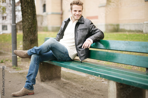 Photo: junger Mann im Park junger Mann im Park