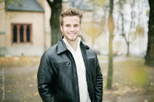 Photo: lachender junger Mann lachender junger Mann
