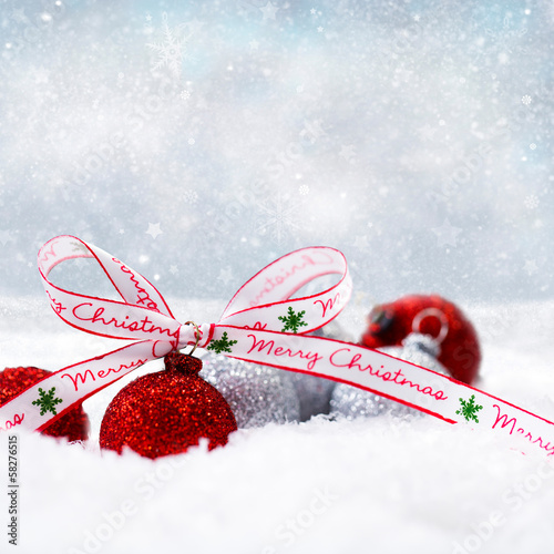 Photo: Weihnachtskugeln im Schnee Weihnachtskugeln im Schnee