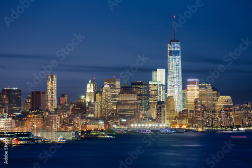 Photo: New York skyline de nuit New York skyline de nuit