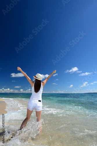 Photo: 海辺でストレッチを楽しむ女性 海辺でストレッチを楽しむ女性
