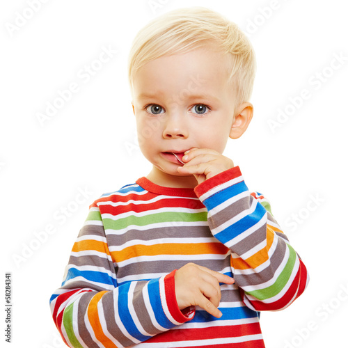 Photo: Kind beißt vom Gummibärchen ab Kind beißt vom Gummibärchen ab