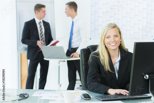 Photo: servicemitarbeiter bei der arbeit servicemitarbeiter bei der arbeit