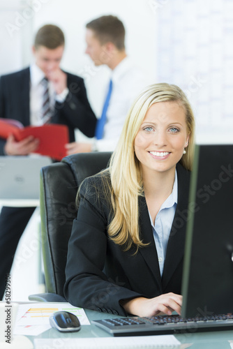 Photo: junge frau im kundencenter junge frau im kundencenter
