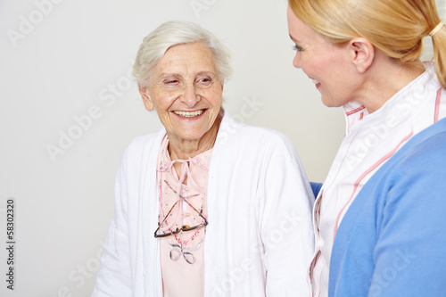 Photo: Seniorin mit Altenpfleger im Pflegeheim Seniorin mit Altenpfleger im Pflegeheim