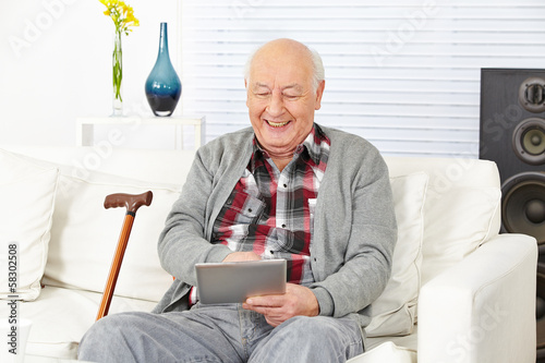 Photo: Senior mit Tablet PC zu Hause Senior mit Tablet PC zu Hause