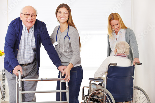 Photo: Betreuung von Senioren im Pflegeheim Betreuung von Senioren im Pflegeheim