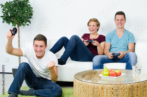 Photo: freunde spielen zusammnen freunde spielen zusammnen