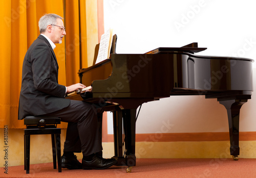 Photo: Man playing the piano Man playing the piano