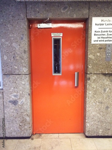 Instant Collection: Tür zum Aufzug in einem Hochhaus Tür zum Aufzug in einem Hochhaus