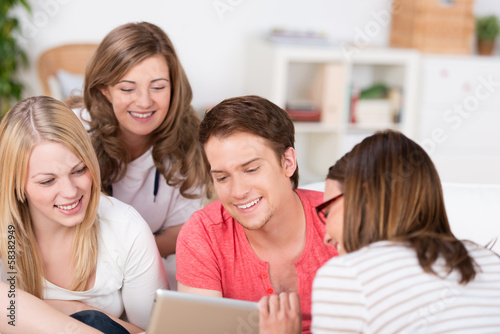 Photo: junge leute schauen auf tablet-pc junge leute schauen auf tablet-pc