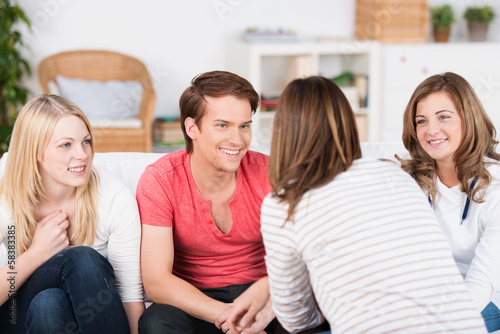 Photo: junge leute im gespräch junge leute im gespräch