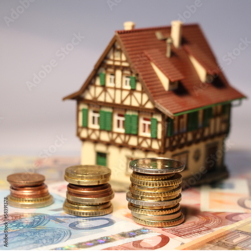 Photo: Haus mit Euros - Quadratisch Haus mit Euros - Quadratisch