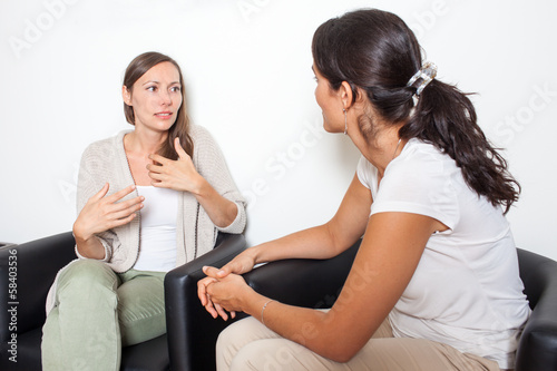 Photo: Diskussion unter Freundinnen Diskussion unter Freundinnen