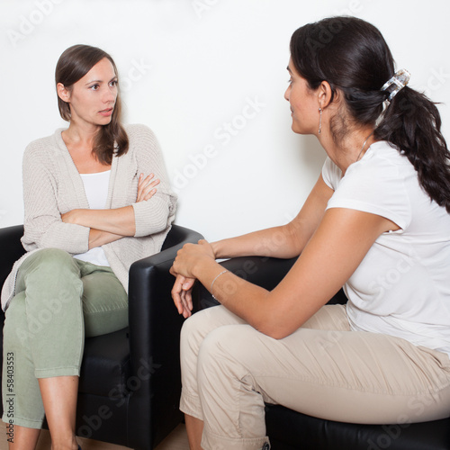 Photo: Zwei Freundinnen diskutieren Zwei Freundinnen diskutieren