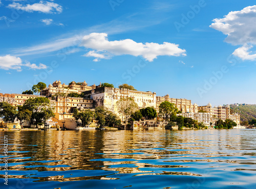  Lake Pichola and City Palace in Udaipur. India.