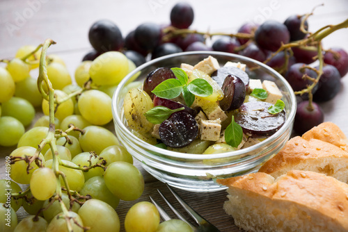 Photo: Salat aus roten und weißen Trauben mit Tofuwürfeln Salat aus roten und weißen Trauben mit Tofuwürfeln