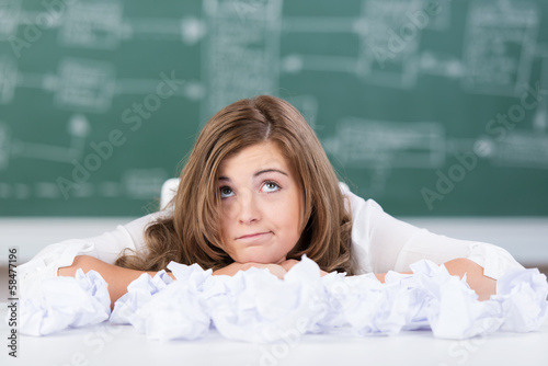 Photo: genervte schülerin mit zerknülltem papier genervte schülerin mit zerknülltem papier