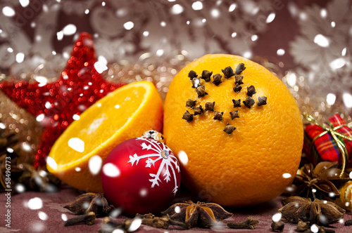 Photo: Orange mit Nelken und Christbaumkugeln Orange mit Nelken und Christbaumkugeln