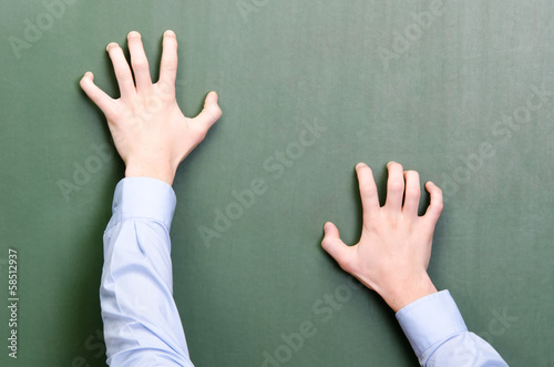 Photo: hände kratzen an einer tafel hände kratzen an einer tafel