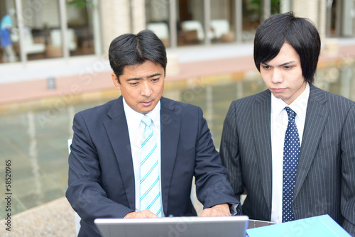 Photo: パソコン作業をするビジネスマン パソコン作業をするビジネスマン