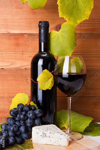 Photo: Red wine with cheese snack and blue grape Red wine with cheese snack and blue grape