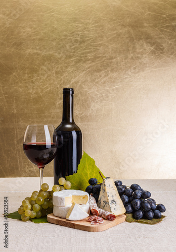 Photo: Red wine with cheese and blue grape snack Red wine with cheese and blue grape snack
