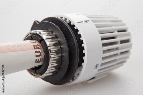 Photo: Heizkosten Konzept mit Thermostat und Geldscheinen Heizkosten Konzept mit Thermostat und Geldscheinen