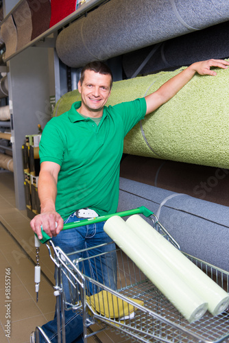 Photo: kunde sucht einen teppich aus kunde sucht einen teppich aus