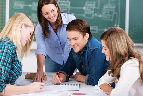 Photo: schüler bei einer gruppenarbeit im unterricht schüler bei einer gruppenarbeit im unterricht