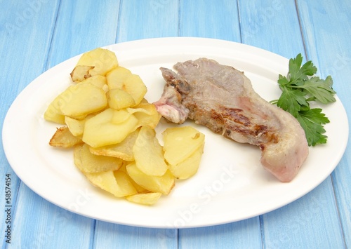 Photo: Chuleta de ternera con patatas fritas Chuleta de ternera con patatas fritas
