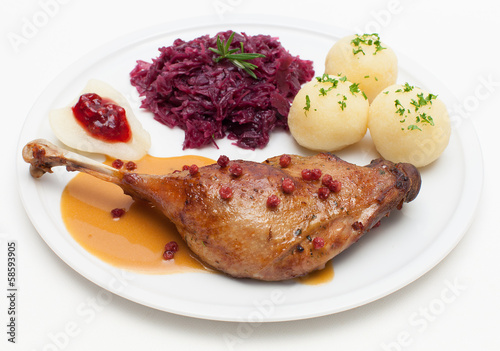 Photo: Gänsekeule mit Rotkohl und Cranberry-Sauce Gänsekeule mit Rotkohl und Cranberry-Sauce