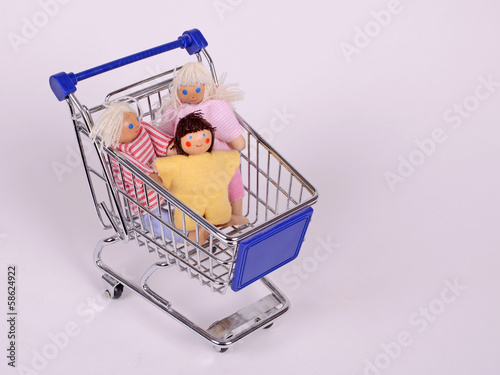 Photo: puppen im einkaufswagen puppen im einkaufswagen