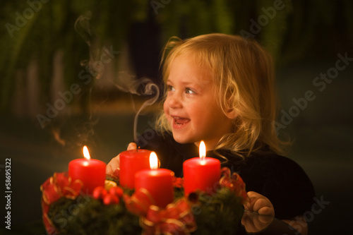 Photo: Kind mit Adventskranz zu Weihnachten Kind mit Adventskranz zu Weihnachten