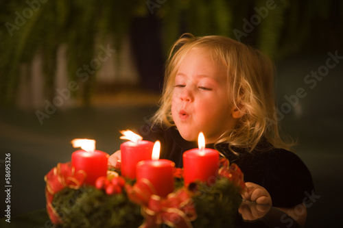 Photo: Kind mit Adventskranz zu Weihnachten Kind mit Adventskranz zu Weihnachten