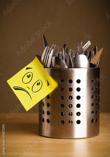 Photo: Post-it note with smiley face sticked on cutlery case Post-it note with smiley face sticked on cutlery case