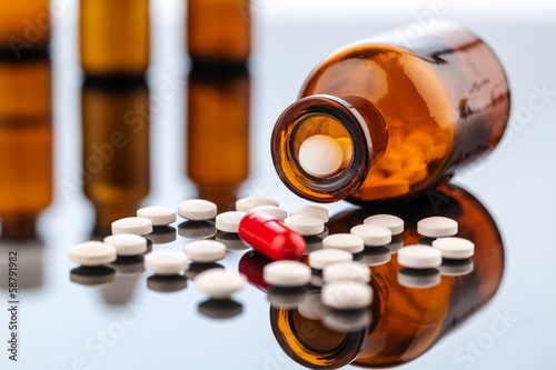 Photo: Viele Tabletten mit Behälter Viele Tabletten mit Behälter