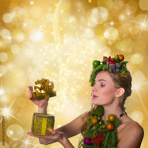 Photo: frau mit geschenk frau mit geschenk