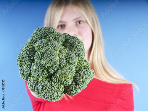 Photo: Mädchen mit Brokkoli Mädchen mit Brokkoli