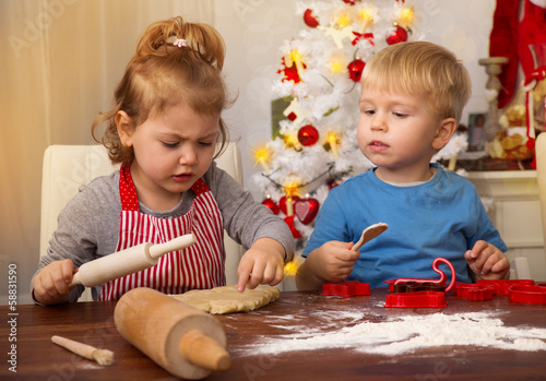 Photo: kleine kinder beim backen allein kleine kinder beim backen allein