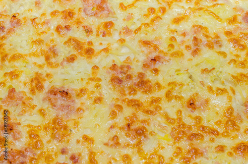 Photo: Pizza con patate e salsiccia Pizza con patate e salsiccia