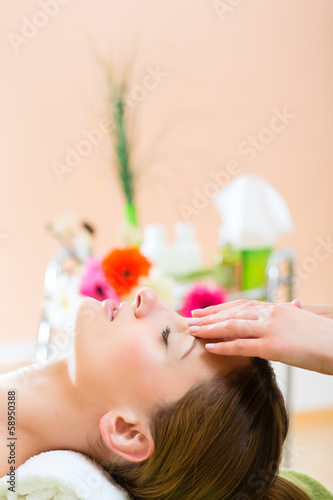 Photo: Wellness - Frau erhält Kopfmassage in Spa Wellness - Frau erhält Kopfmassage in Spa