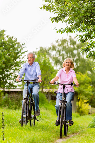 Photo: Senioren beim Sport mit Fahrrad Senioren beim Sport mit Fahrrad