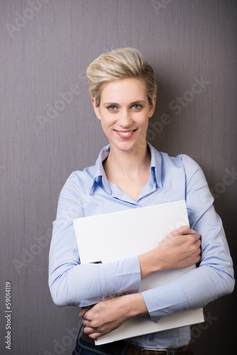 Photo: frau hält weißen aktenordner frau hält weißen aktenordner