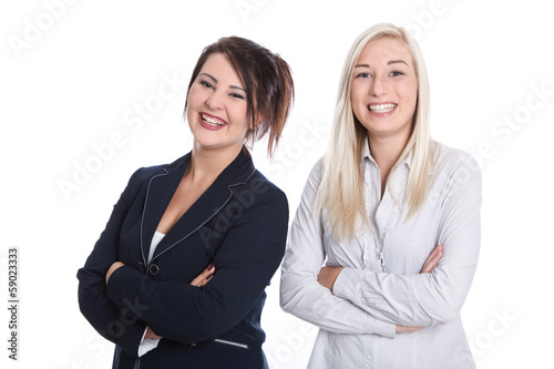 Photo: Berufsanfänger - zwei junge Frauen lachend isoliert auf Weiß Berufsanfänger - zwei junge Frauen lachend isoliert auf Weiß